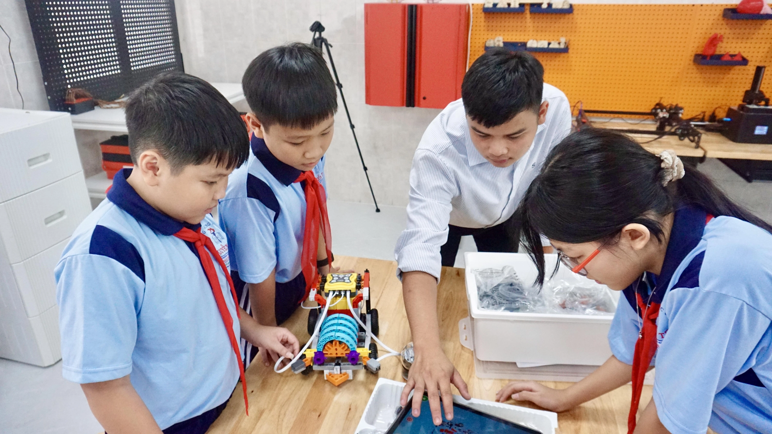 Khám phá phòng STEM trị giá 1,5 tỷ đồng tại Trường THCS Nguyễn Trãi