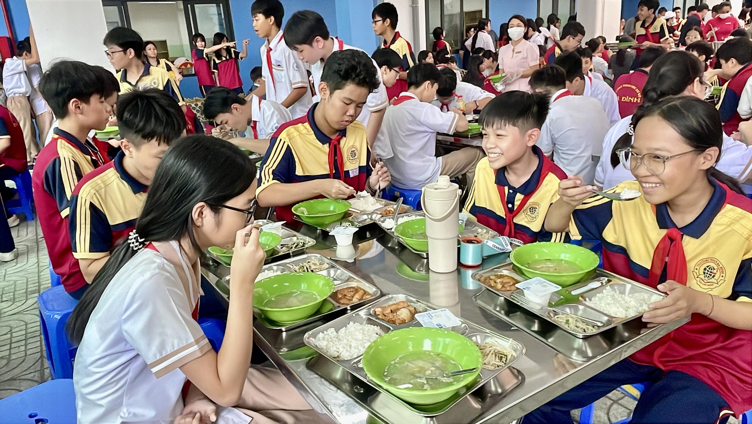Một trường ở TP HCM mời phụ huynh tham quan bếp ăn, dùng thử bữa bán trú