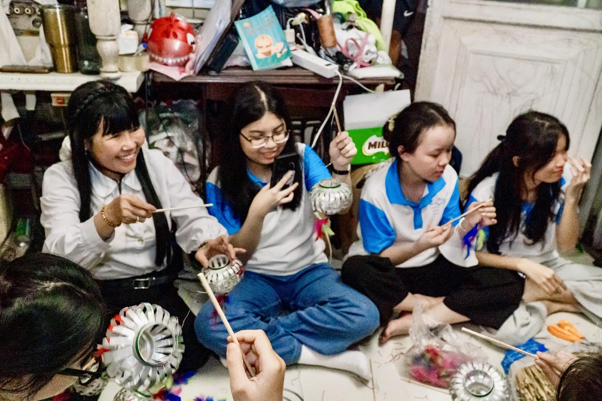 Trung thu ấm áp cho các em nhỏ vùng cao từ gần 600 chiếc lồng đèn tái chế