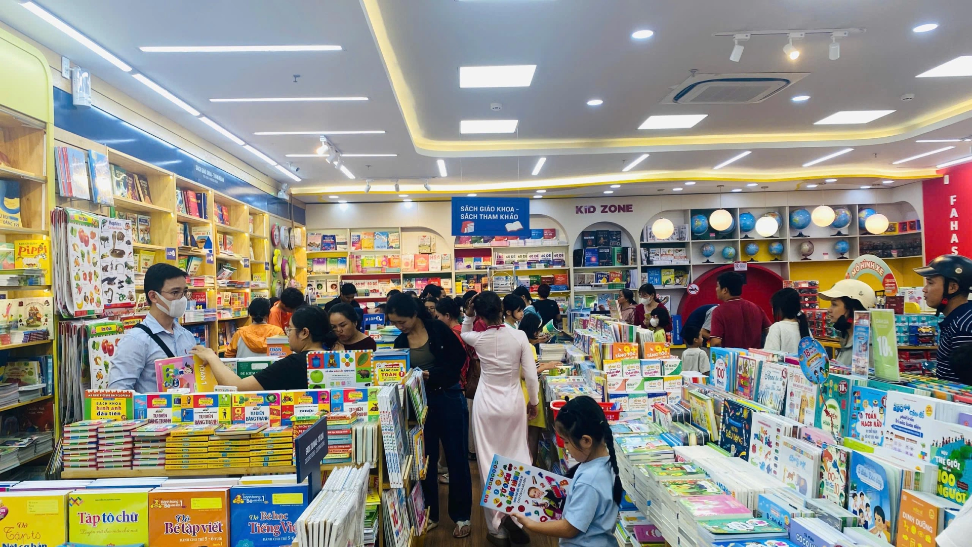 Phụ huynh chạy khắp nơi, “săn” đủ bộ sách cho con trước năm học mới