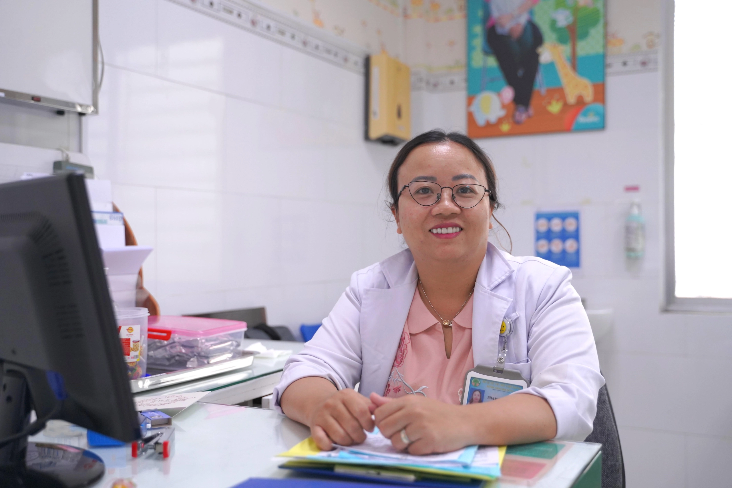 Trẻ liên tục chớp mắt, nhún vai: Cẩn trọng với bệnh Tíc
