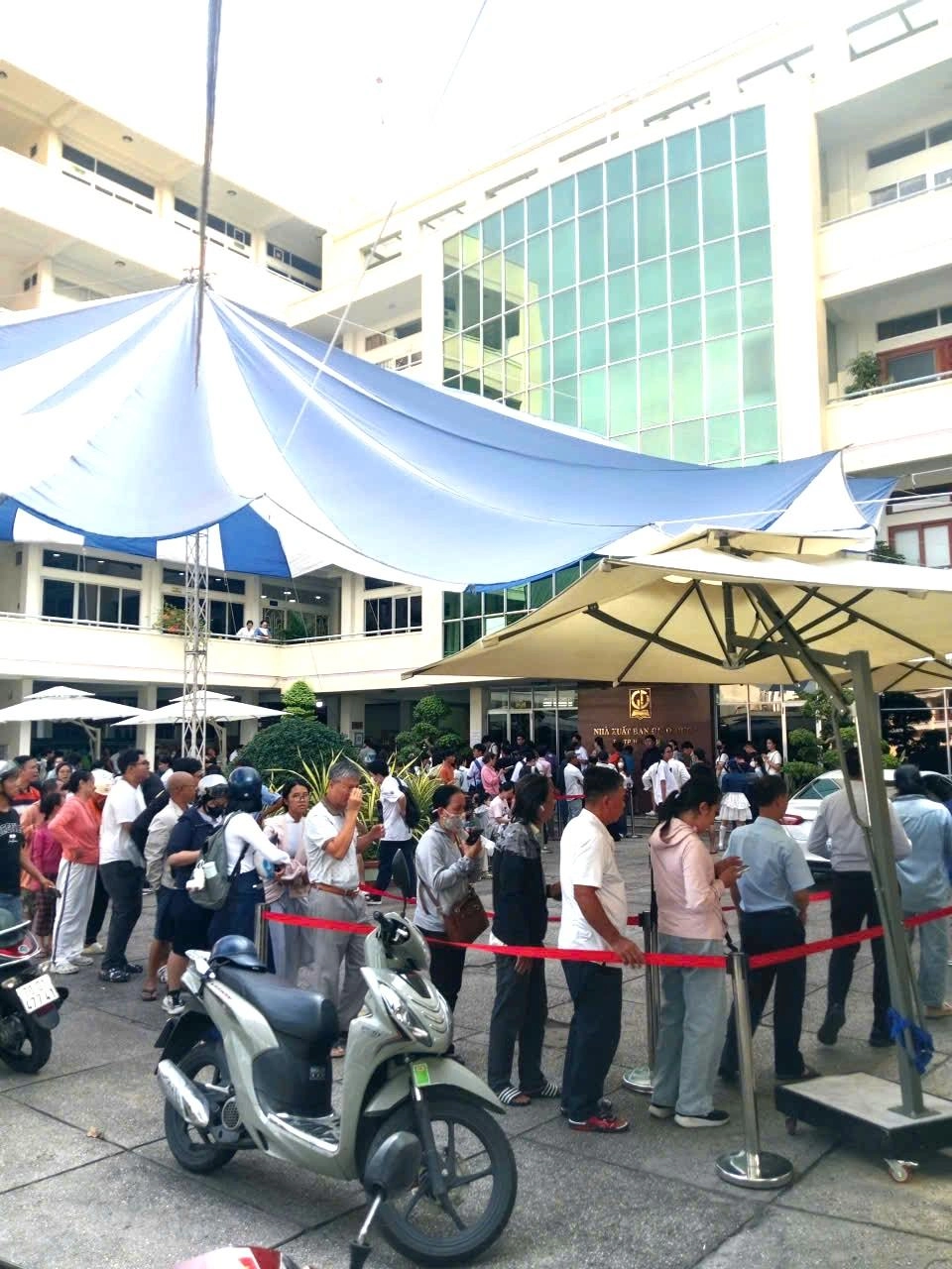 Khai giảng rồi, có phụ huynh nghỉ làm, vượt 100km mua sách cho con