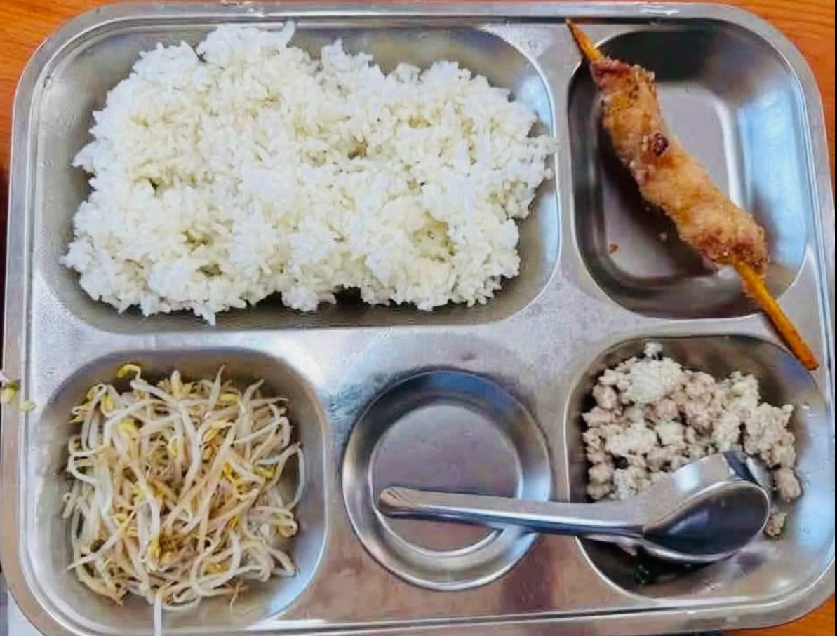 Bữa ăn bán trú: Khi phụ huynh lo con ăn chưa đủ