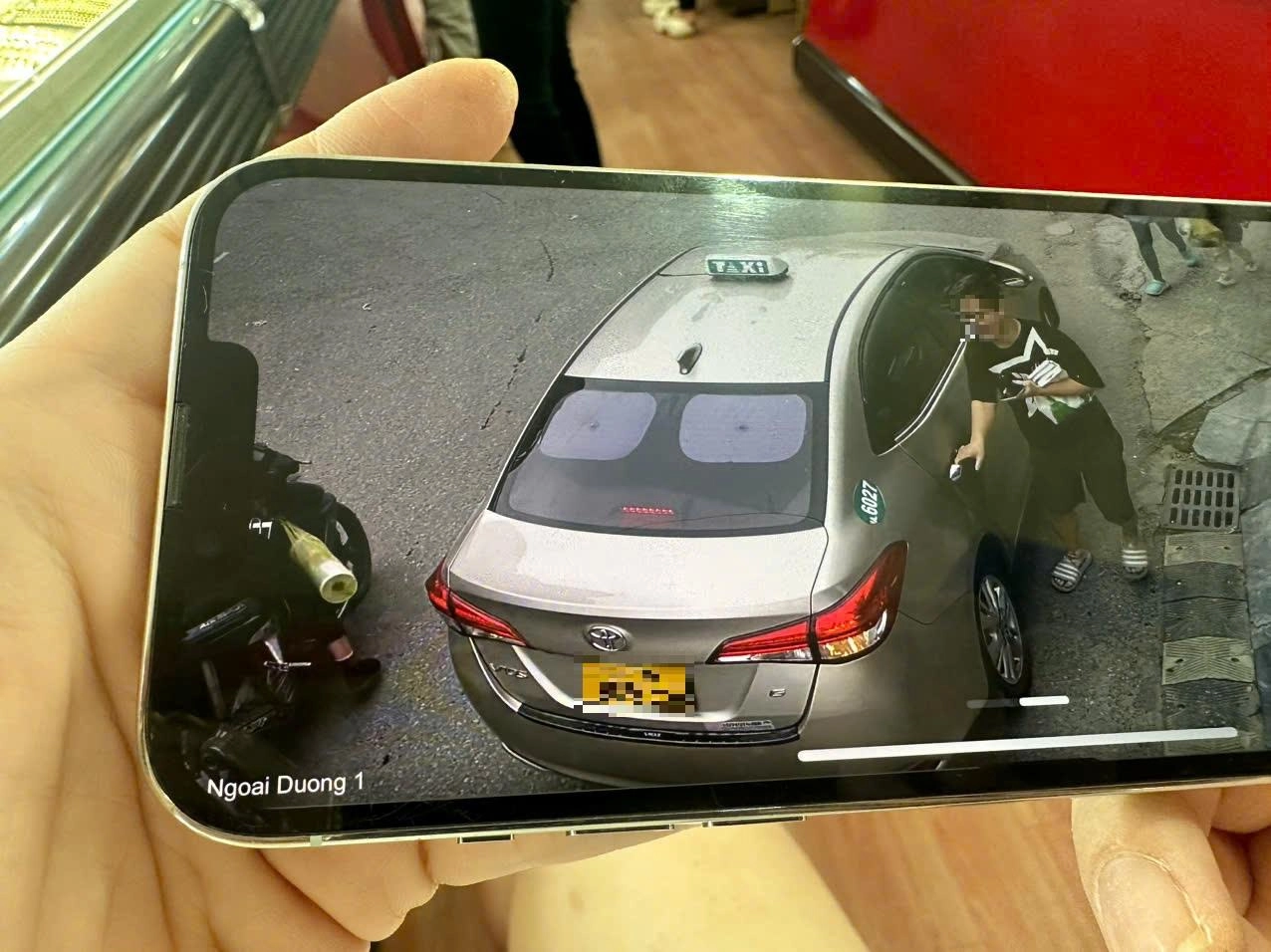 Hình ảnh camera ghi lại một học sinh rời khỏi nhà và làm theo hướng dẫn của các đối tượng lừa đảo. (Ảnh Bộ công an) library-20251125100545-76e09f81-da6d-4502-ad8f-d7a4eea543bc-gen-h-che-mat