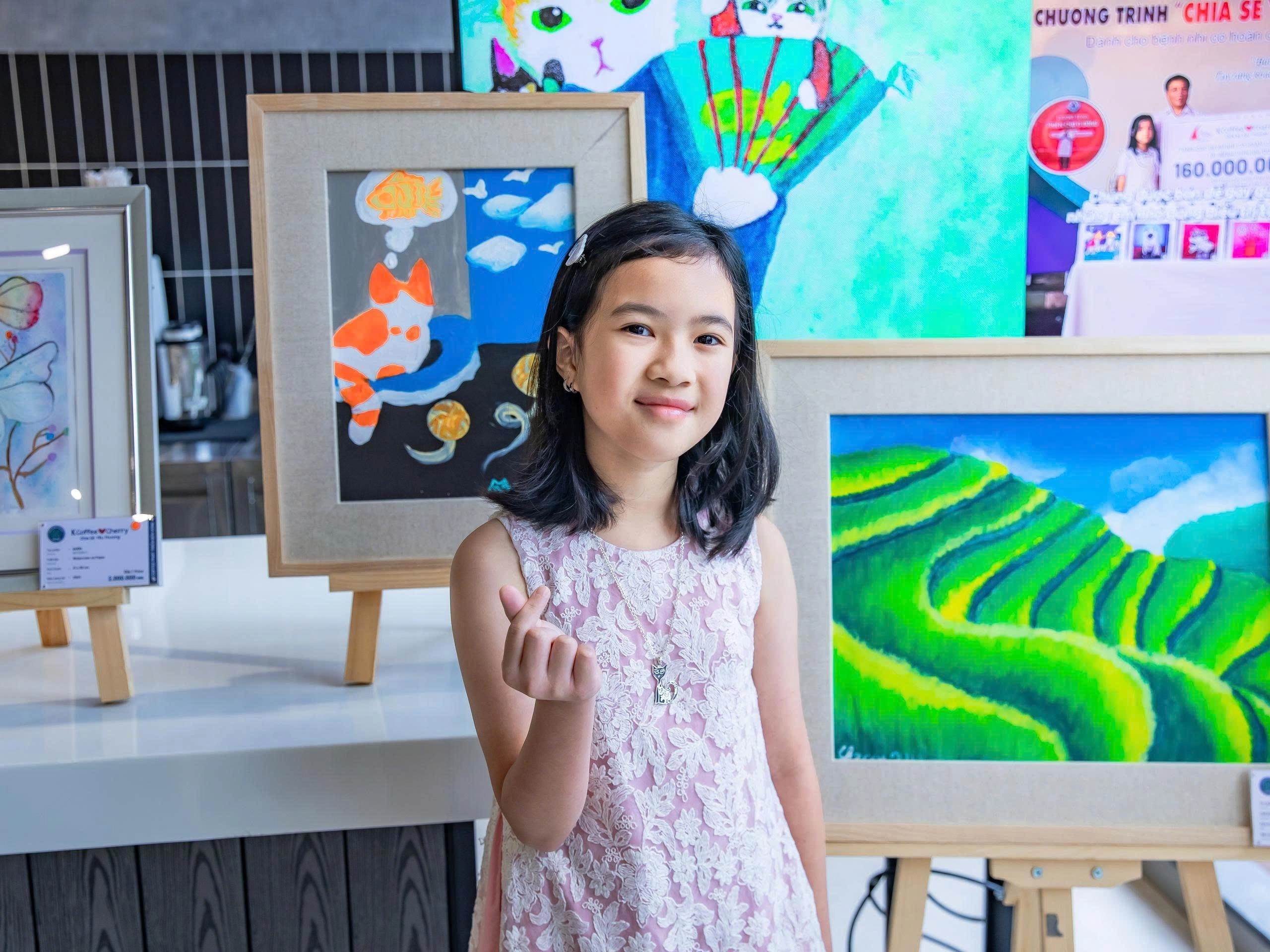 “Họa sĩ nhí” Cherry dùng sắc màu vẽ nên hành trình nhân ái
