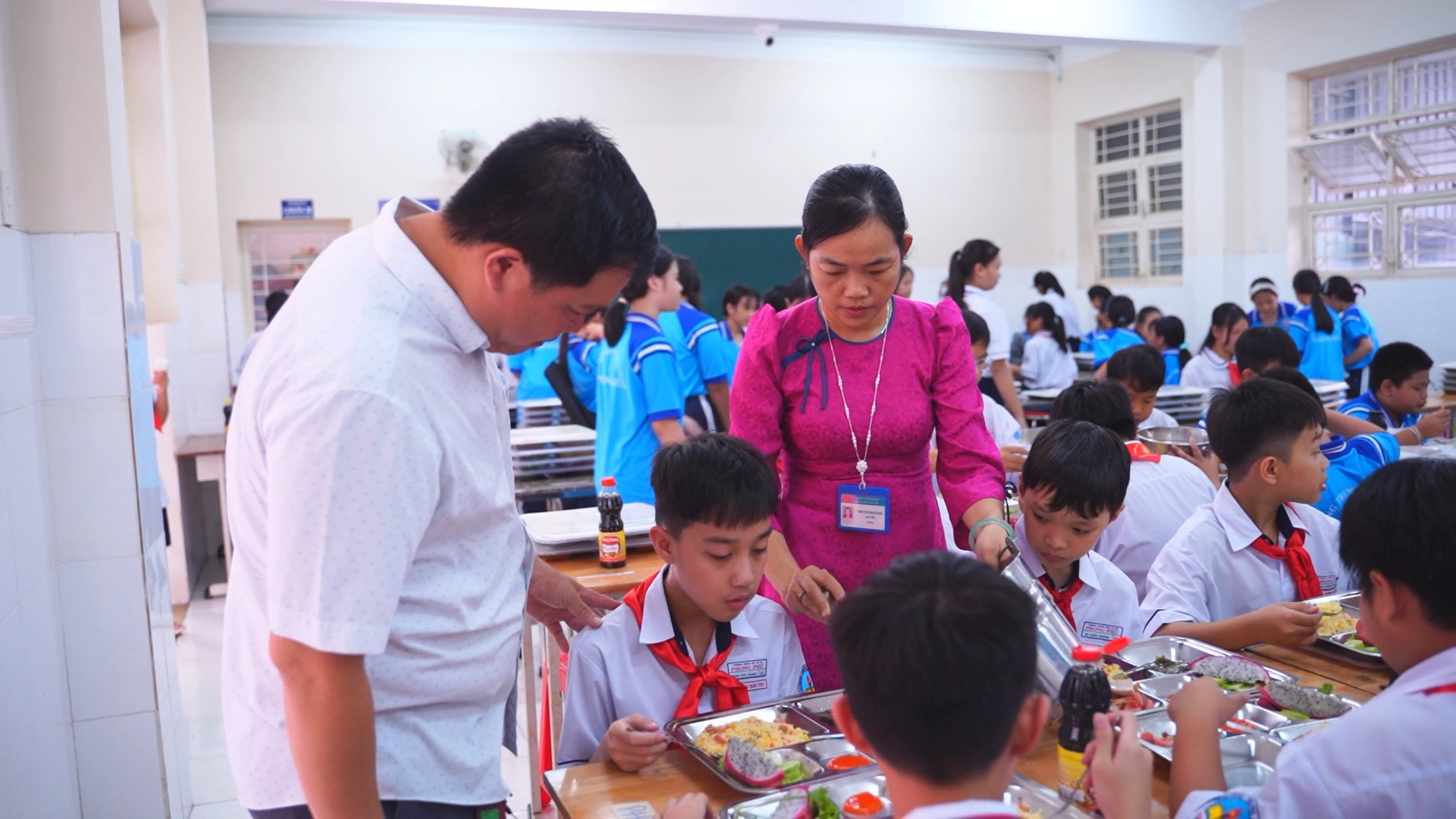 TP. HCM siết bữa ăn học đường, yêu cầu công khai khay ăn hằng ngày