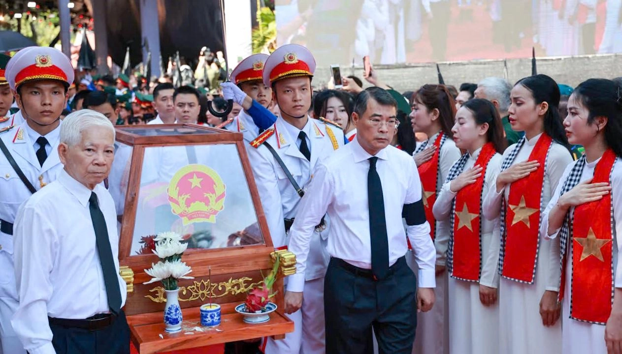 Dòng người và sắc hoa trắng tiễn 731 liệt sĩ về đất mẹ