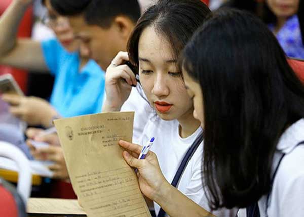 Điểm học bạ đẹp như mơ. Vì sao các trường đại học vẫn sử dụng phương thức xét học bạ để xét tuyển?