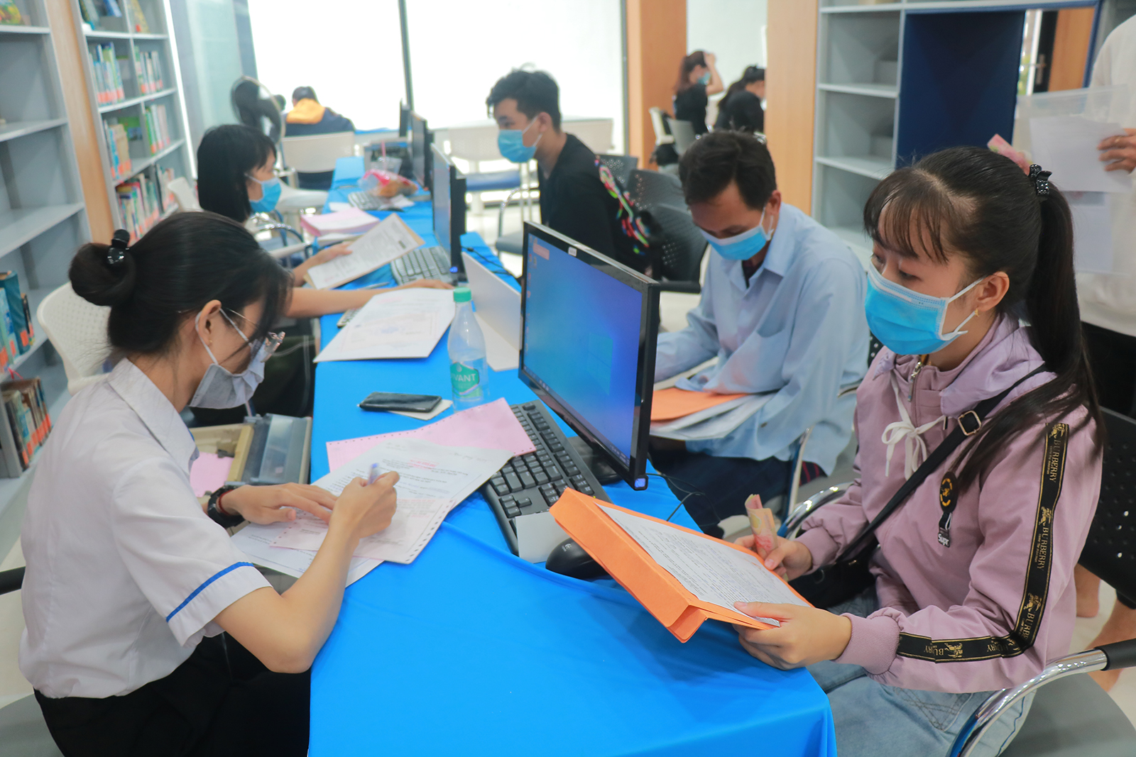 Dự đoán điểm chuẩn 2022: Khối ngành Y dược giảm nhẹ, ngành hot khối Kinh tế có thể tăng 1 điểm