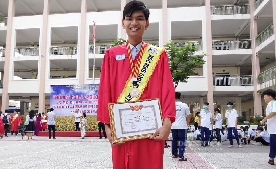 Nam sinh đăng ký 122 nguyện vọng “choáng váng” khi nộp tiền lệ phí