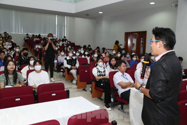 Nâng bước thủ khoa năm 2022: Sinh viên được truyền lửa “khởi nghiệp”