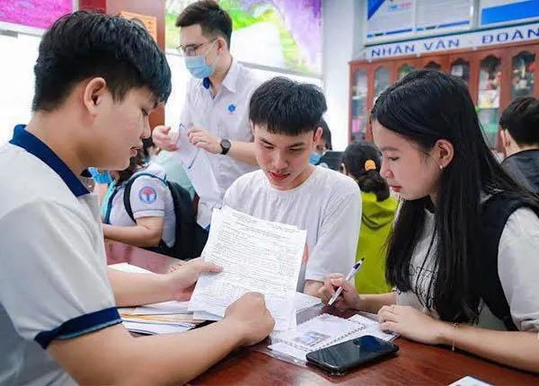 Vì sao thí sinh cần tìm hiểu kỹ mức học phí của từng trường khi xét tuyển?