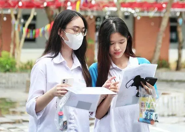Điểm chuẩn đại học 2026 dự báo giảm tại một số ngành, thí sinh cần lưu ý gì?