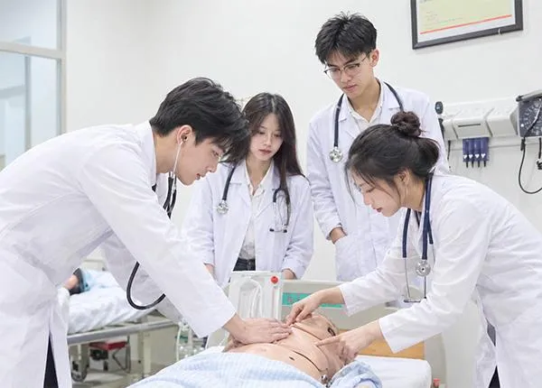 Nhu cầu nhân lực y tế tạo cơ hội việc làm rộng mở cho sinh viên nhóm ngành sức khỏe