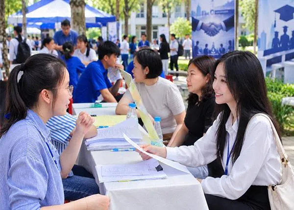 Nhà trường – doanh nghiệp đồng hành, sinh viên có thêm cơ hội việc làm