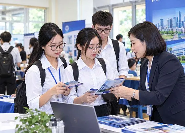 Tôi đứng đó như hình một pho tượng