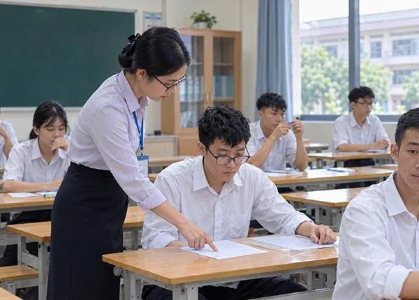 Bộ GD&ĐT yêu cầu siết lạm phát điểm số và không hạ chuẩn đào tạo đại học