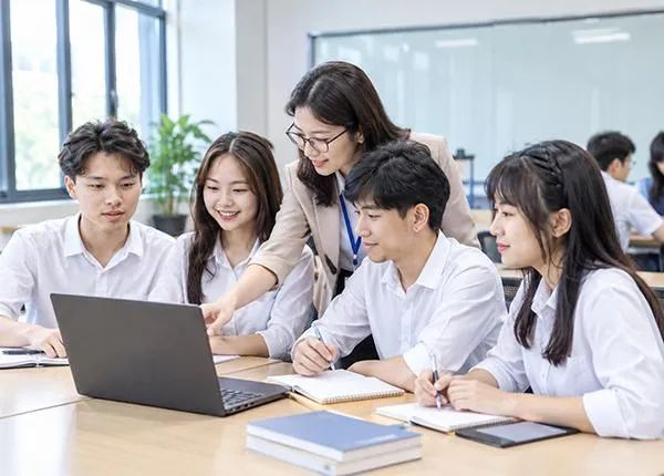 Sinh viên cần làm gì để phối hợp hiệu quả khi thực hiện nhiệm vụ học tập theo nhóm?