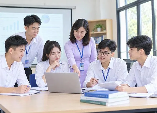 Sinh viên cần vận dụng kiến thức như thế nào khi thực hiện khóa luận tốt nghiệp?