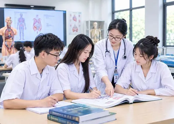 Sinh viên khối ngành sức khỏe cần nâng cao năng lực ngoại ngữ để tiếp cận tri thức y khoa