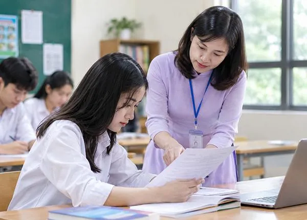 Học sinh lớp 12 cần lưu ý gì khi vừa ôn thi vừa tìm hiểu ngành học?