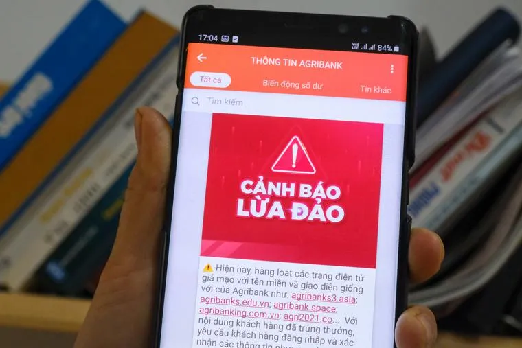 Lừa đảo giả danh ngân hàng bùng phát, nhiều khách hàng sập bẫy! 🚨⚠️