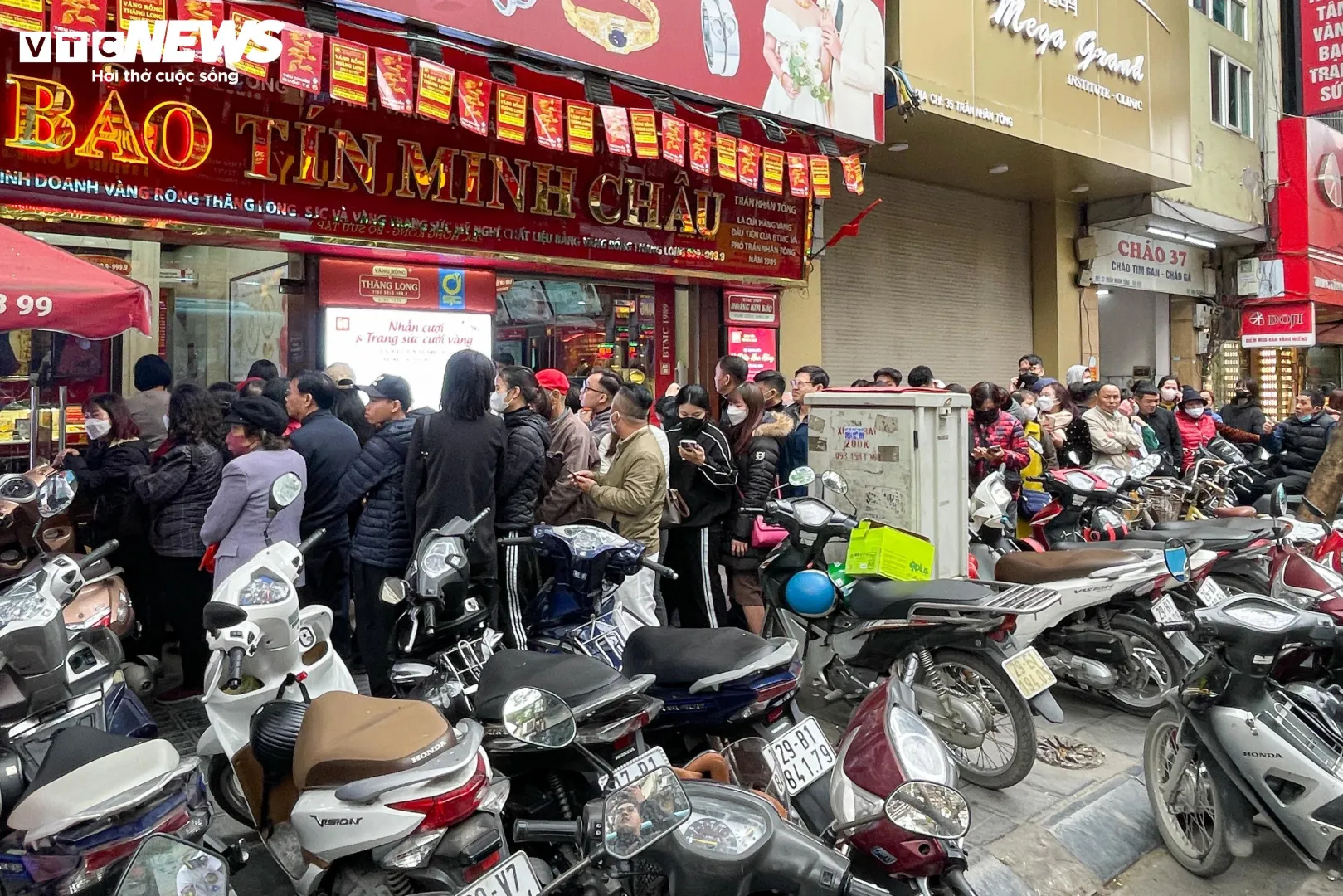 Mở bán 10 phút, cửa hàng vàng thông báo hết sạch: Khách xếp hàng từ sớm, tiu nghỉu ra về