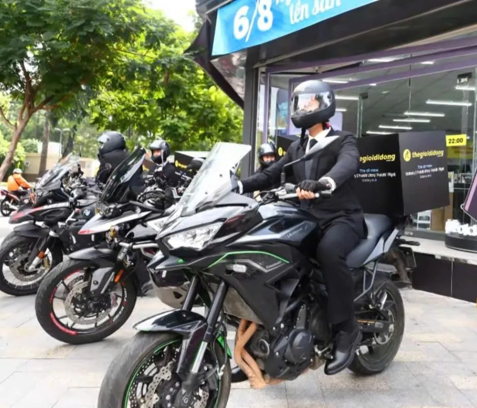 🏍️ THẾ GIỚI DI ĐỘNG CHO “SHIPPER VIP” MẶC VEST, CƯỠI MÔ TÔ GIAO ĐIỆN THOẠI: KHI GIAO HÀNG CŨNG TRỞ THÀNH MARKETING