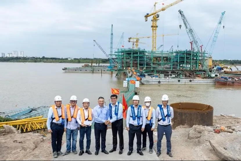 Xuyên lễ, cầu Trần Hưng Đạo lắp những đốt dầm đầu tiên chỉ sau gần 9 tháng thi công