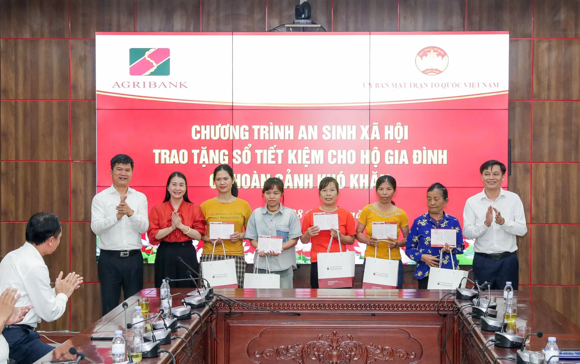 Agribank cùng Đoàn đại biểu Quốc hội thành phố Hà Nội trao 1 tỷ đồng hỗ trợ xây dựng Nhà Đại đoàn kết
