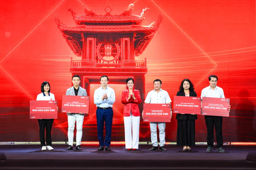 3- Đại diện Nhà Tài trợ Chiến lược Techcombank, bà Thái Minh Diễm Tú - Giám đốc Khối Tiếp thị, trao tặng 7 tỷ đồng cho các chương trình an sinh xã hội, khẳng định cam kết đồng hành cùng sự phát triển bền vững