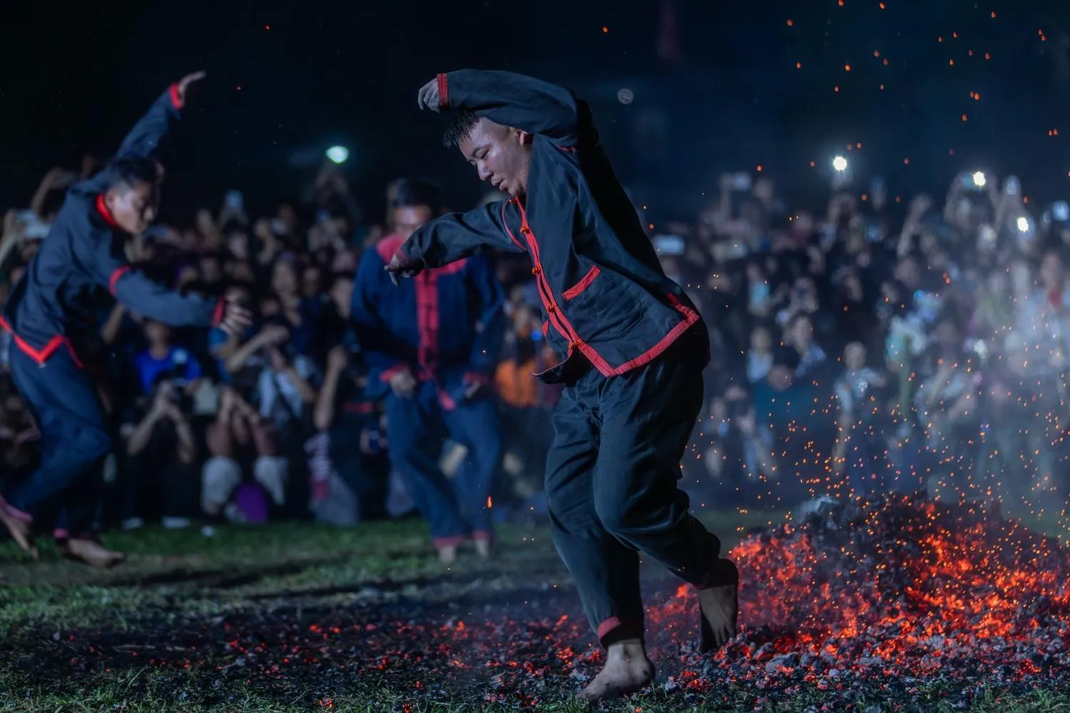 Bí ẩn lễ hội nhảy lửa của người Pà Thẻn