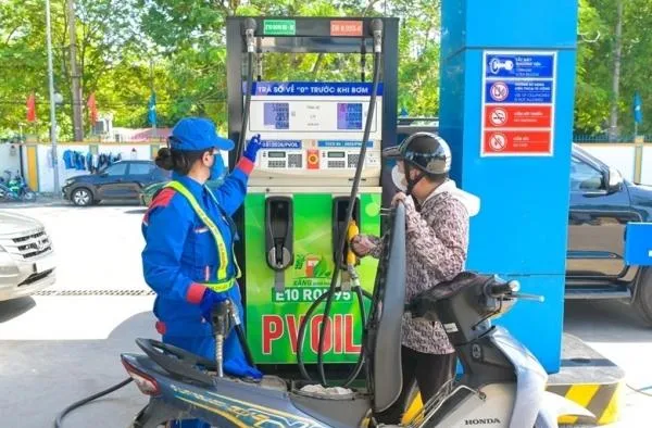 Giá xăng dầu đồng loạt giảm mạnh, E10 giảm xuống 20.750 đồng/lít