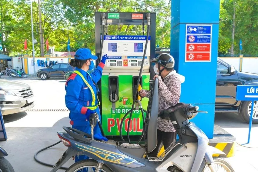 Giá xăng, dầu giảm mạnh, xăng E10 còn 20.750 đồng/lít
