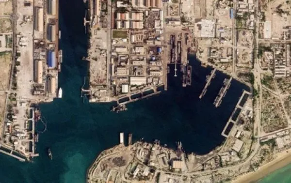 Tàu qua eo biển Hormuz phải trả phí bảo hiểm cao tới mức nào?