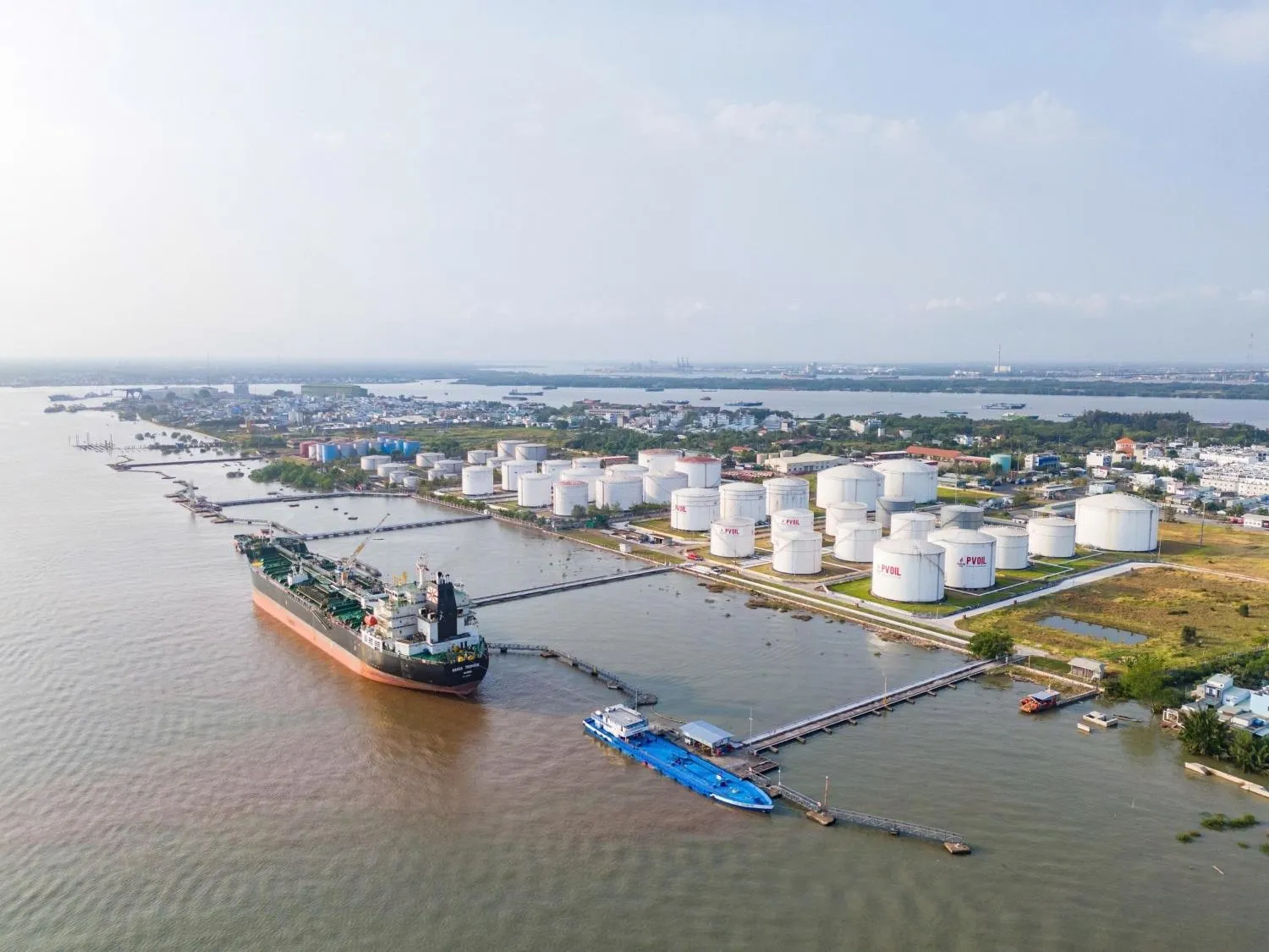 Tàu đang nhập hàng vào kho PVOIL Nhà Bè