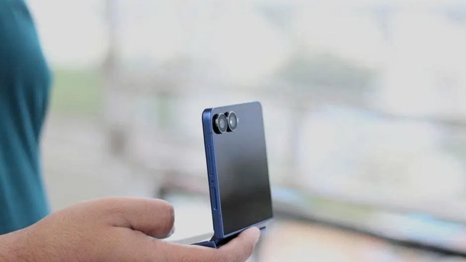 Galaxy Z Flip8 ra mắt: mẫu gập vỏ sò mỏng nhẹ nhất, giá từ 31,99 triệu