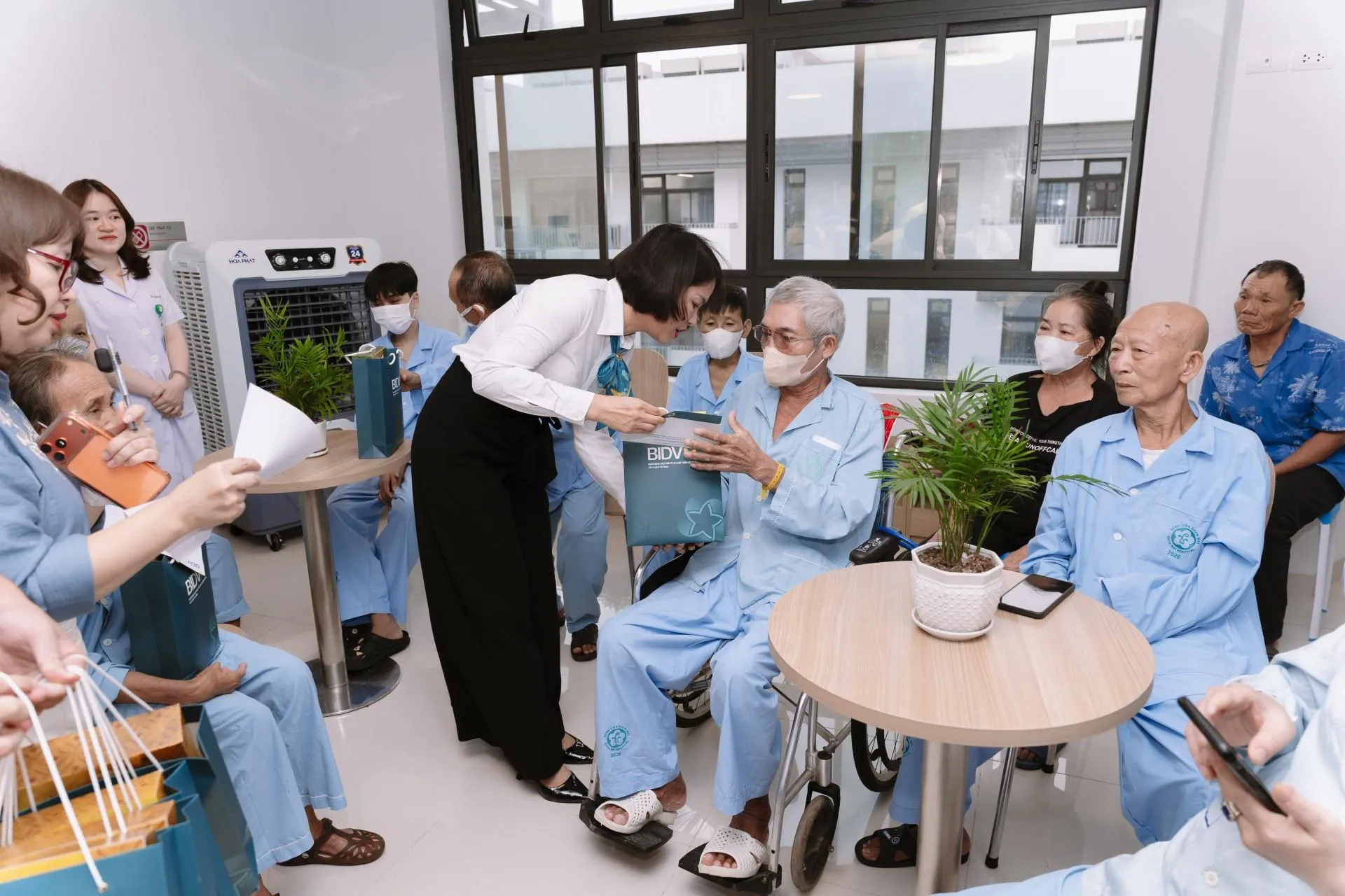 Khúc Ca Blouse Trắng 2026