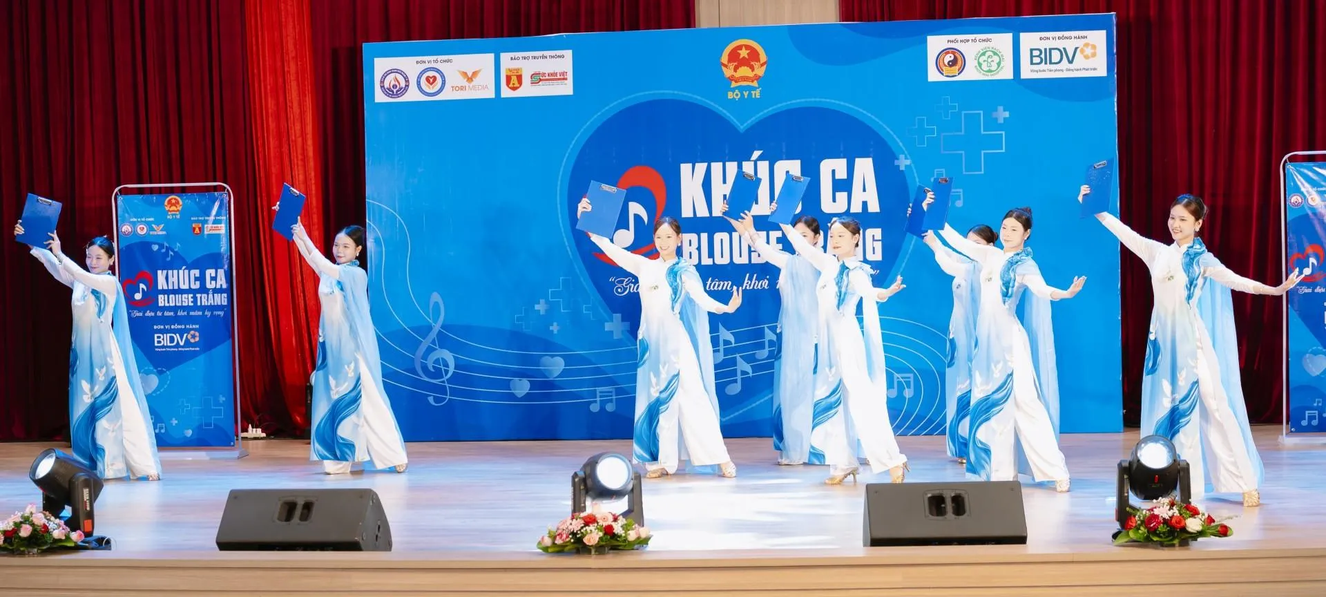 Khúc Ca Blouse Trắng 2026