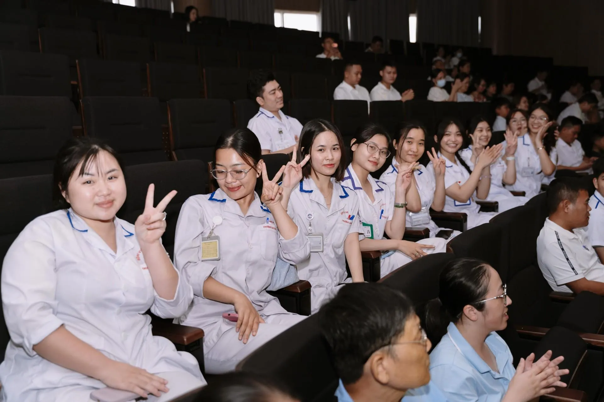 Khúc Ca Blouse Trắng 2026