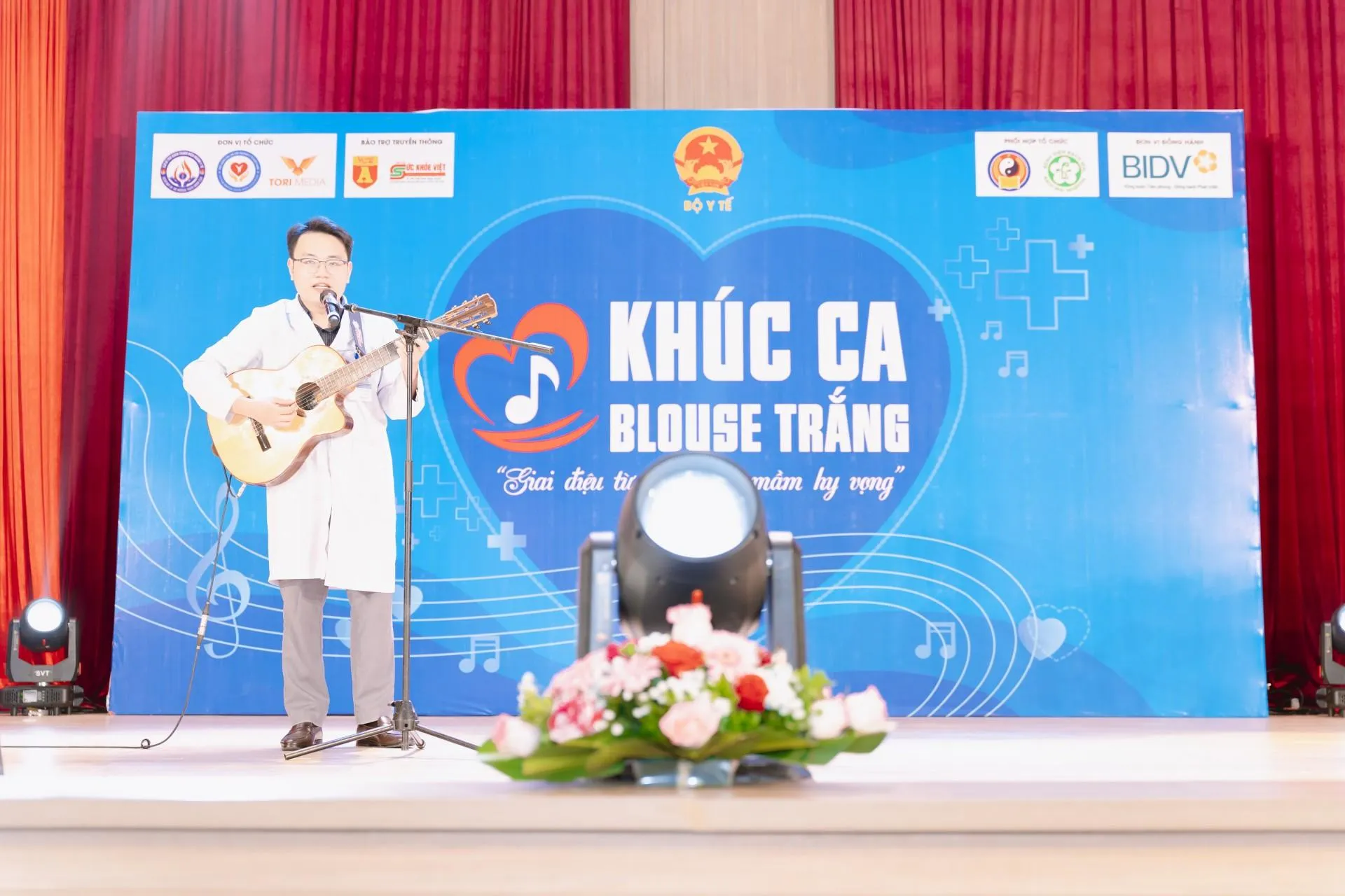 Khúc Ca Blouse Trắng 2026