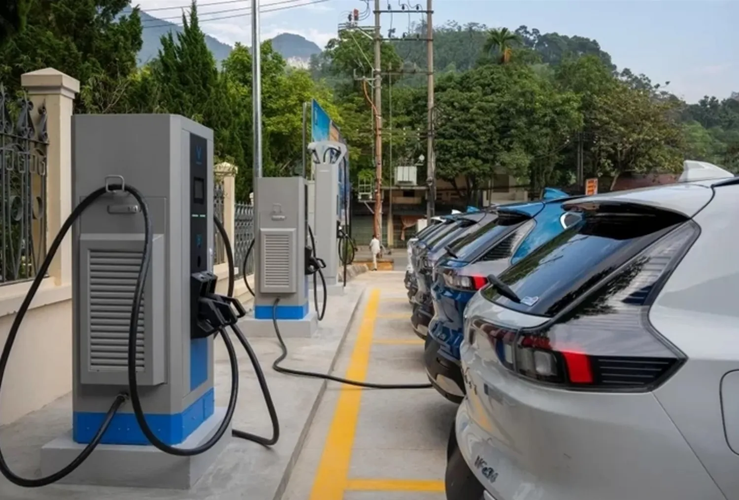 Xe điện tăng nhanh: Bài toán cho hệ thống điện và phát triển trạm sạc