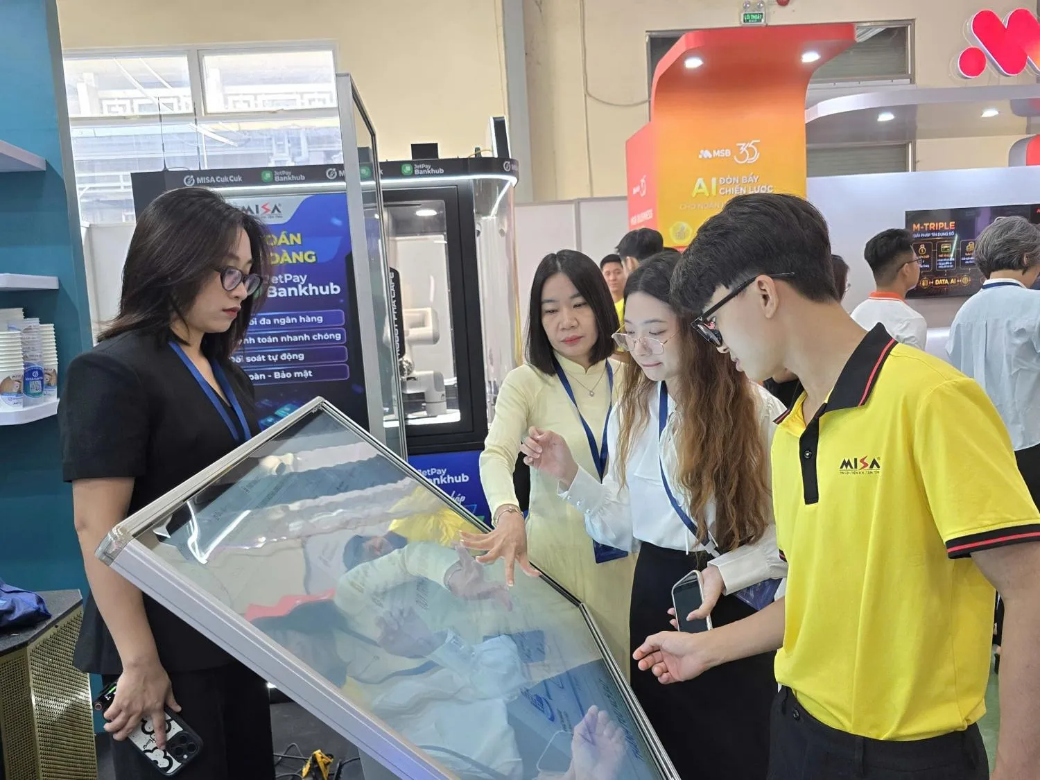 Thanh toán không tiền mặt đạt 1,05 triệu tỷ đồng mỗi ngày