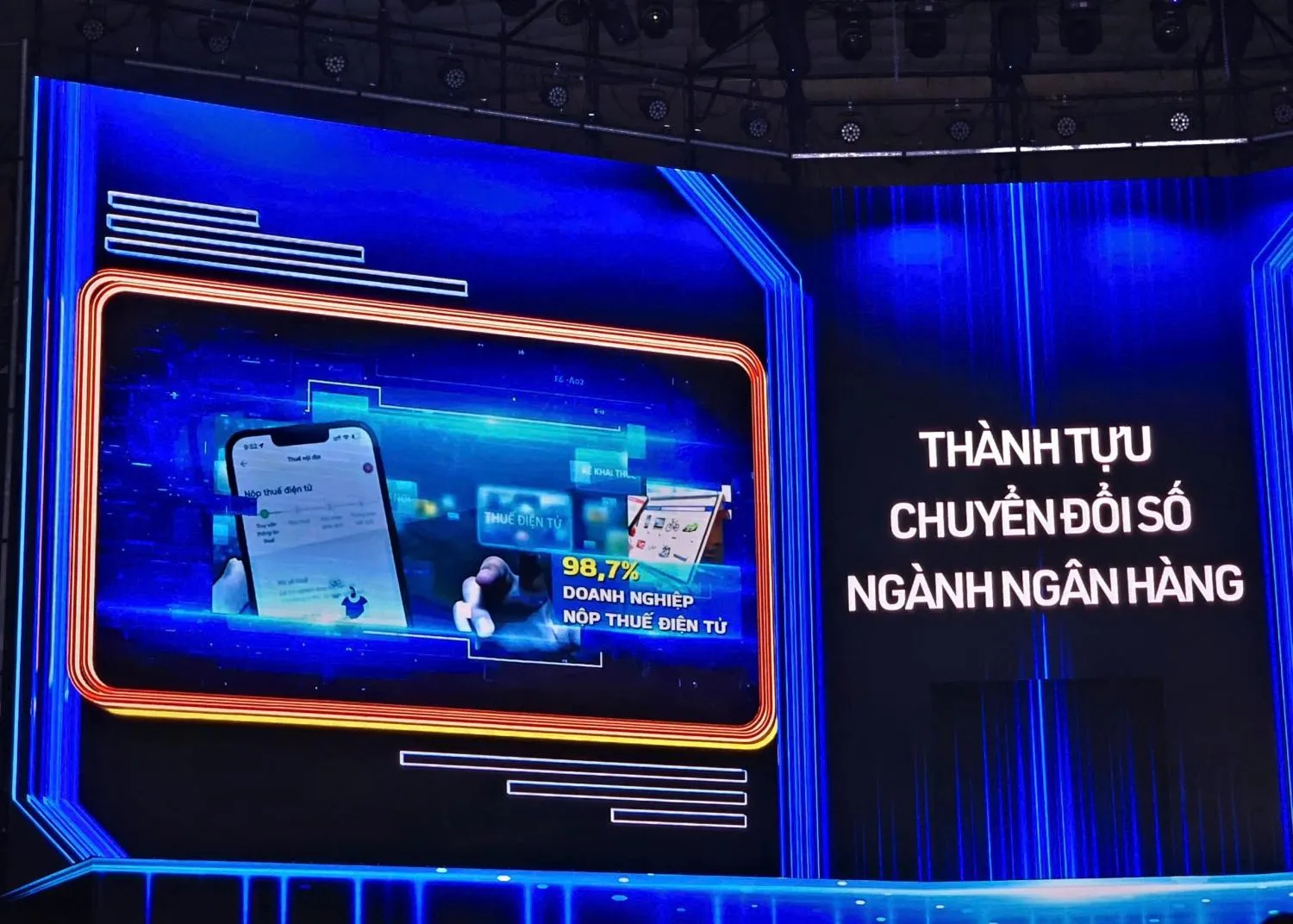 Thanh toán không tiền mặt đạt 1,05 triệu tỷ đồng mỗi ngày