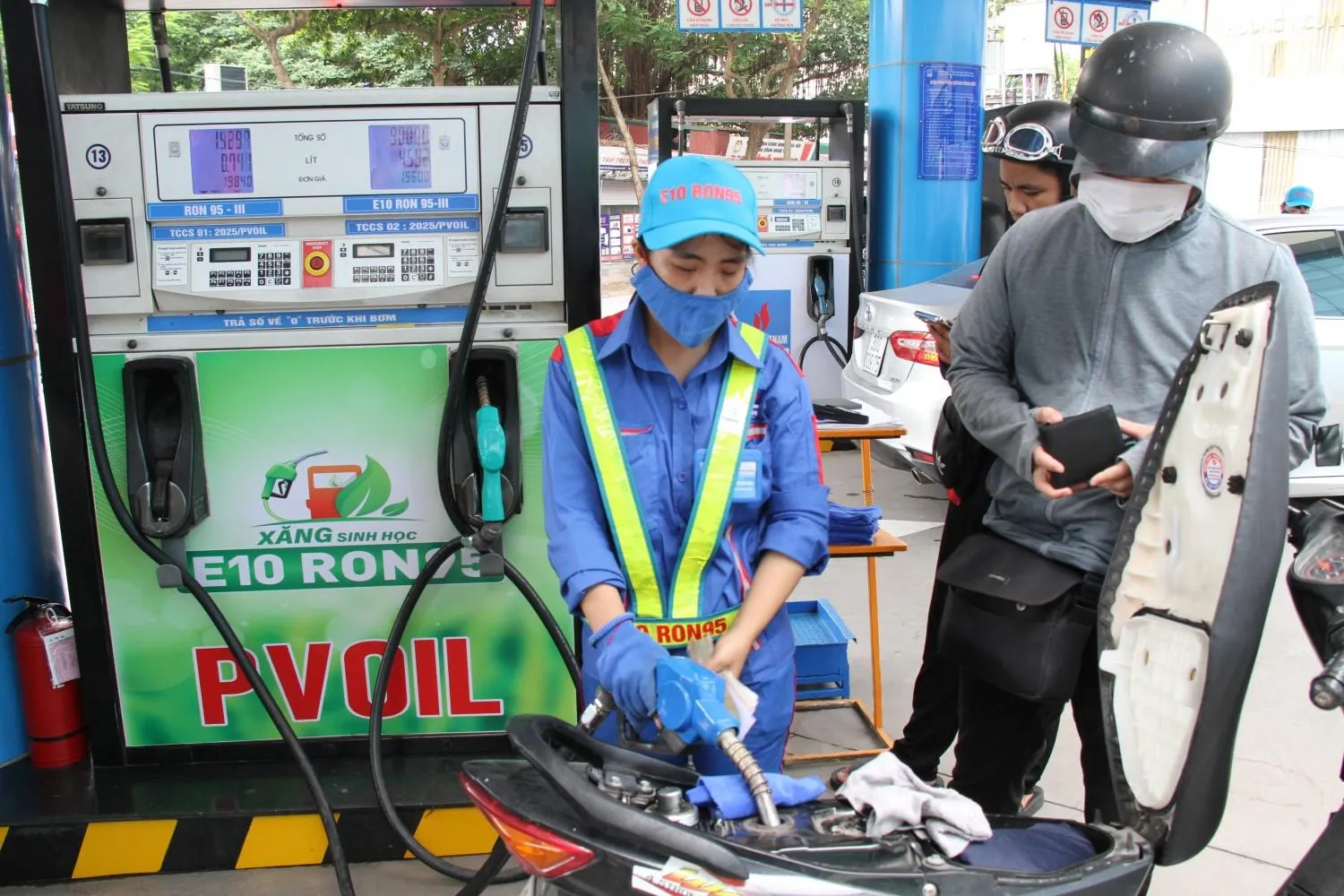 Giá xăng E10 tăng, dầu diesel tiếp tục giảm