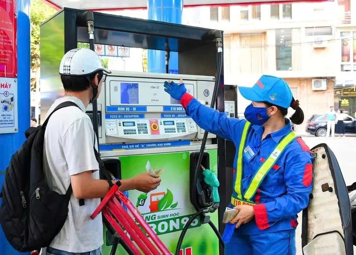 Giá xăng đồng loạt giảm, E10 RON95 giảm hơn 1.200 đồng/lít