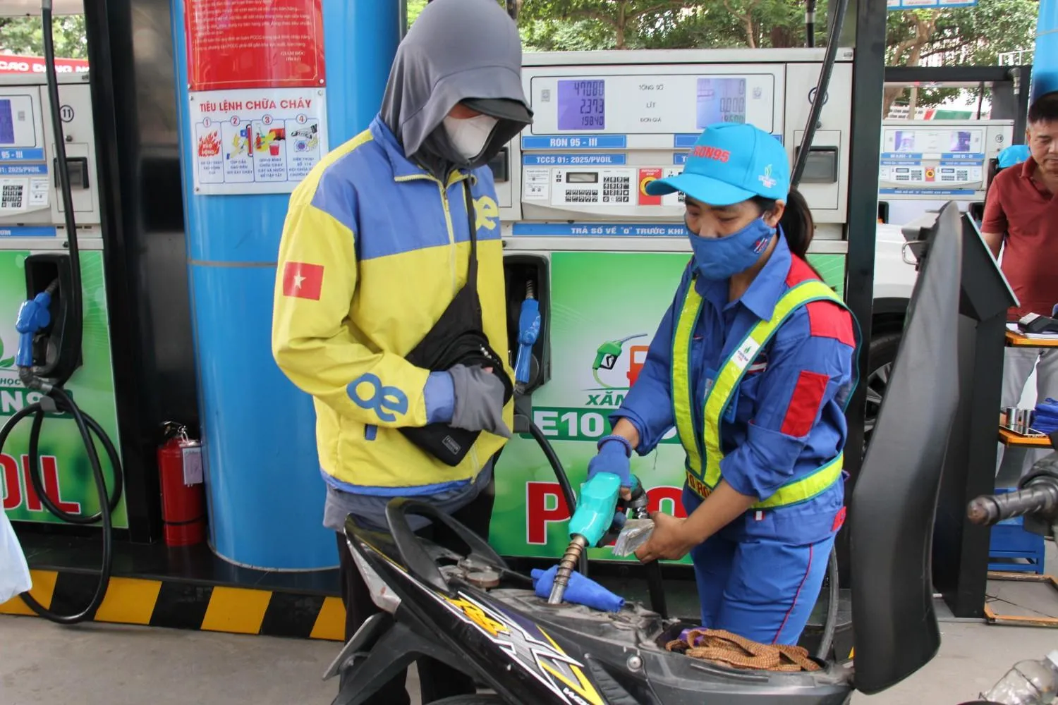 Giá xăng dầu đồng loạt tăng, diesel vượt 30.000 đồng/lít