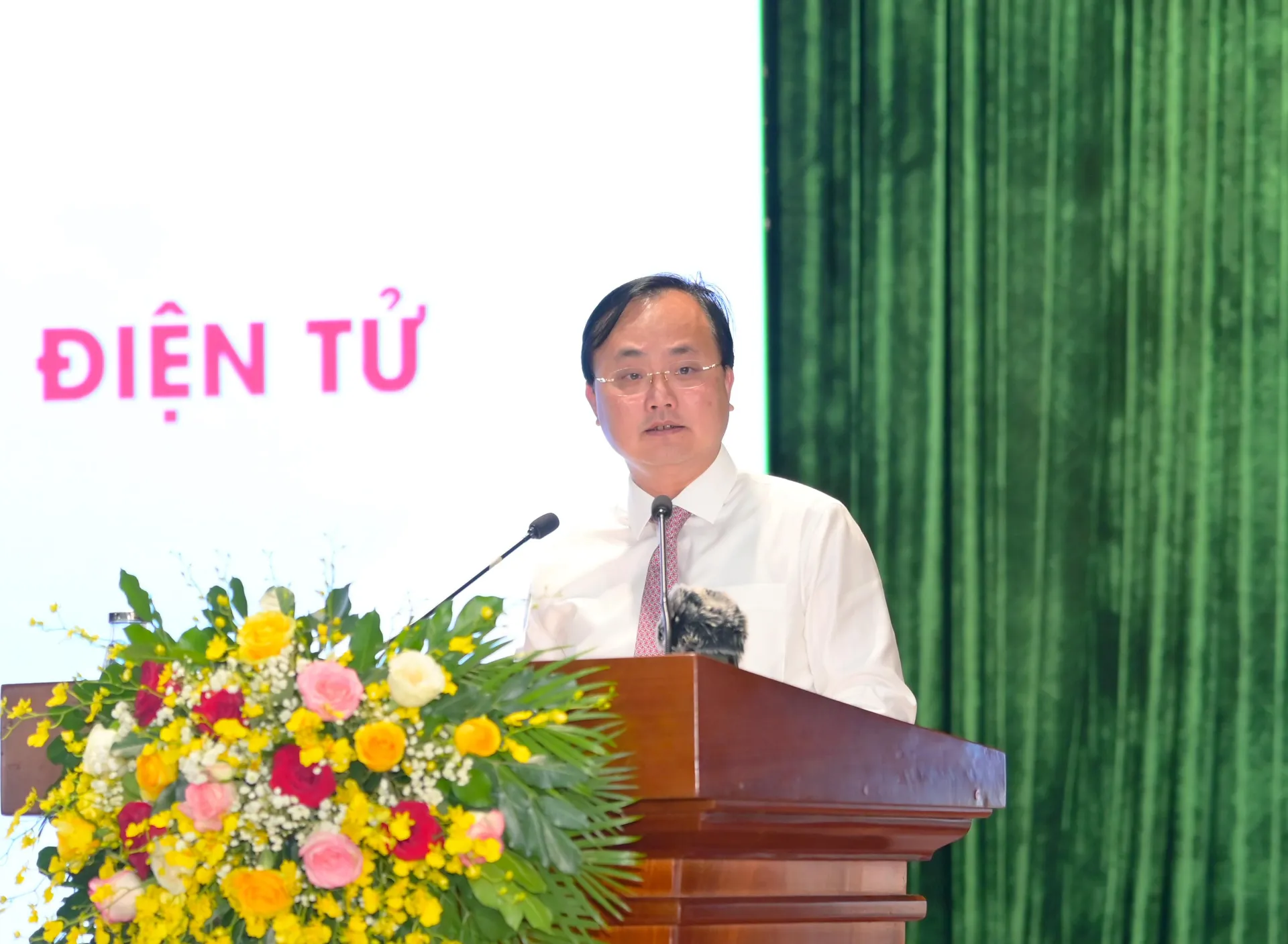 Ảnh 1. Đồng chí Tô Huy Vũ - Bí thư Đảng ủy, Chủ tịch Hội đồng thành viên Agribank phát biểu tại lễ ra mắt