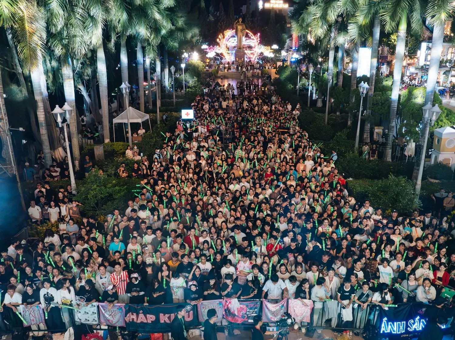 Hàng nghìn bạn trẻ “cháy” hết mình trong không gian âm nhạc bùng nổ “VPBank Live the Vibe - Move Together”