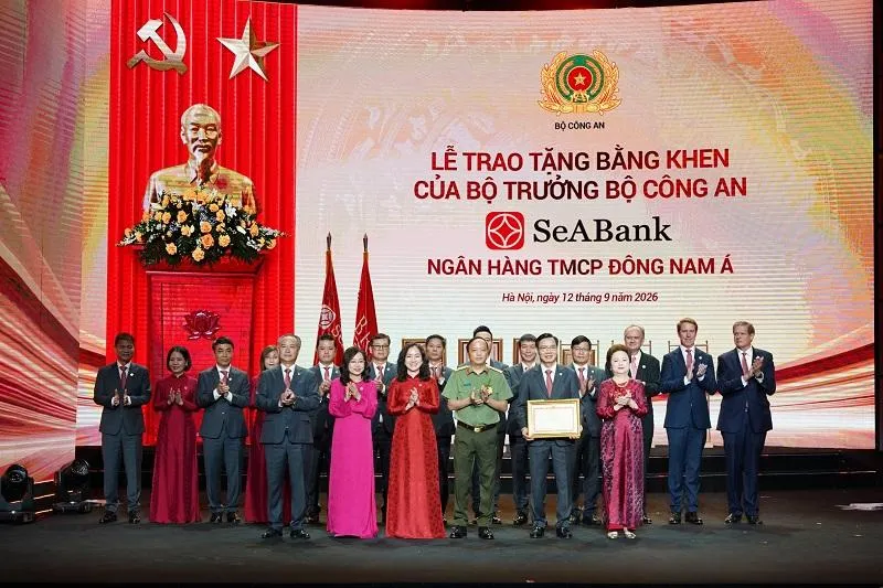 Doanh nhân Nguyễn Thị Nga được trao tặng Danh hiệu Anh hùng Lao động, Ngân hàng SeABank đón nhận Huân chương Lao động hạng Nhất